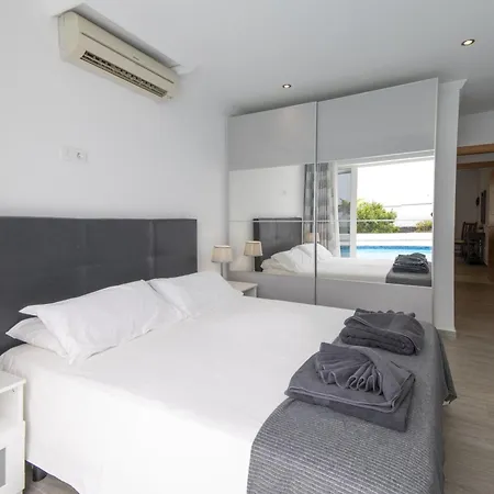 Dazzling 4 Bedrooms Nagini Spacious Furnished Sun Terrace Large Private Outdoor Pool Outdoor Hot Tub Bbq,