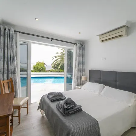 Dazzling 4 Bedrooms Nagini Spacious Furnished Sun Terrace Large Private Outdoor Pool Outdoor Hot Tub Bbq, Villa *