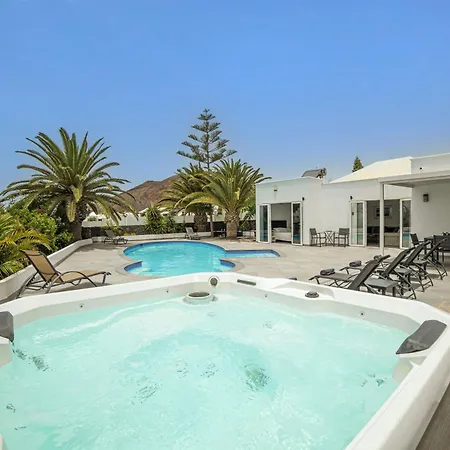 Villa Dazzling 4 Bedrooms Nagini Spacious Furnished Sun Terrace Large Private Outdoor Pool Outdoor Hot Tub Bbq, *