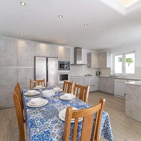 Dazzling 4 Bedrooms Nagini Spacious Furnished Sun Terrace Large Private Outdoor Pool Outdoor Hot Tub Bbq,