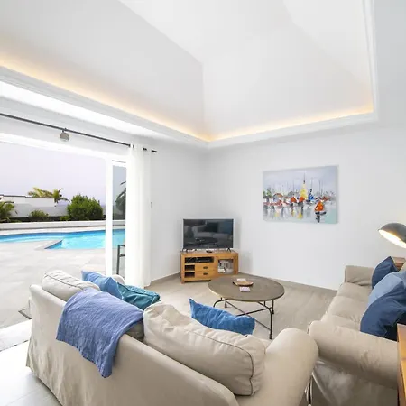 Dazzling 4 Bedrooms Nagini Spacious Furnished Sun Terrace Large Private Outdoor Pool Outdoor Hot Tub Bbq, Villa Playa Blanca (Lanzarote)