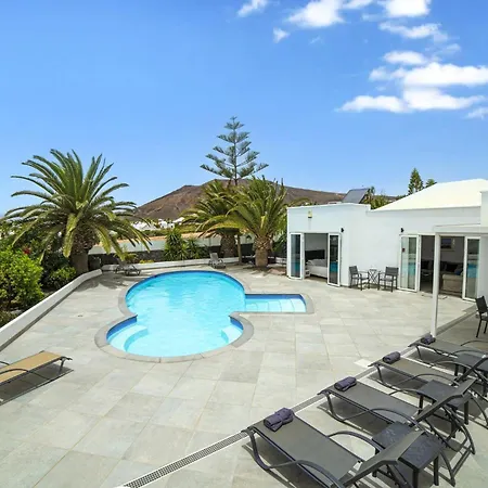 Dazzling 4 Bedrooms Nagini Spacious Furnished Sun Terrace Large Private Outdoor Pool Outdoor Hot Tub Bbq, Playa Blanca (Lanzarote)