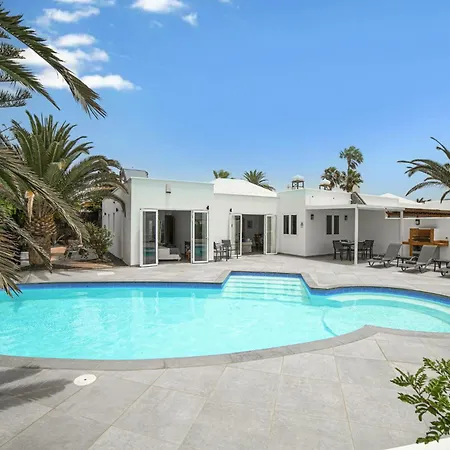 Dazzling 4 Bedrooms Nagini Spacious Furnished Sun Terrace Large Private Outdoor Pool Outdoor Hot Tub Bbq, Villa *
