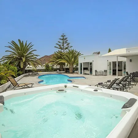 Dazzling 4 Bedrooms Nagini Spacious Furnished Sun Terrace Large Private Outdoor Pool Outdoor Hot Tub Bbq, * Playa Blanca (Lanzarote)