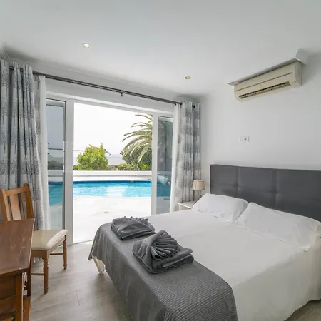 Dazzling 4 Bedrooms Nagini Spacious Furnished Sun Terrace Large Private Outdoor Pool Outdoor Hot Tub Bbq, Villa *