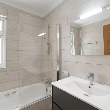 Dazzling 4 Bedrooms Nagini Spacious Furnished Sun Terrace Large Private Outdoor Pool Outdoor Hot Tub Bbq,