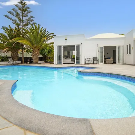 Dazzling 4 Bedrooms Nagini Spacious Furnished Sun Terrace Large Private Outdoor Pool Outdoor Hot Tub Bbq, Playa Blanca (Lanzarote)