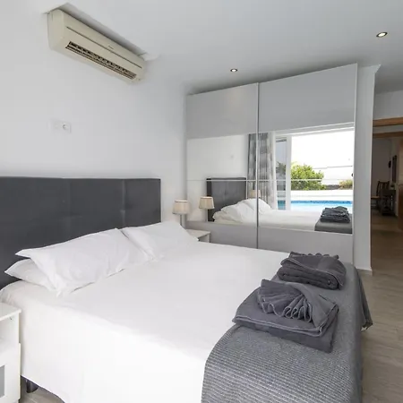 Villa Dazzling 4 Bedrooms Nagini Spacious Furnished Sun Terrace Large Private Outdoor Pool Outdoor Hot Tub Bbq, Playa Blanca (Lanzarote)