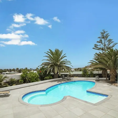 Dazzling 4 Bedrooms Nagini Spacious Furnished Sun Terrace Large Private Outdoor Pool Outdoor Hot Tub Bbq, Villa *