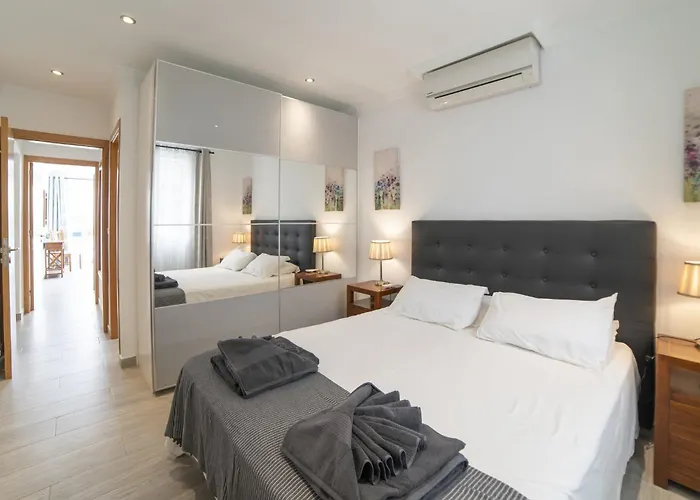 Dazzling 4 Bedrooms Nagini Sun Terrace Hot Tub Villa